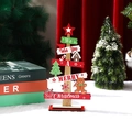 Nahaufnahme der weihnachtlichen Tischdeko aus Holz mit Lebkuchenmann und festlichen Grüßen - Weihnachtsbaum mit Gehstock Männlich