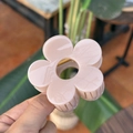 Détail de la pince à cheveux élégante en forme de fleur rose beige avec ressort doré - Moyen (8cm) / Gris Pierre