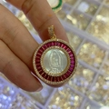 Gros plan du pendentif Vierge Marie avec bordure en cristal rouge et nacre de perle - 26mm / Rouge