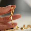 Orecchini a sospensione lunghi ad arco dorato per orecchie non forate, design chic - Stud orecchini / Oro
