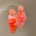 Detailweergave van koraalroze schelpen cascade oorbellen met gelaagde kwastjes en knop - 46# Zilveren oorknopje - Oranje Schijf Hanger Stijl