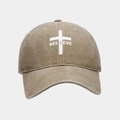 Dettaglio cappello baseball kaki lavato con croce bianca e scritta BELIEVE stampata - Cachi