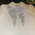 Elegante silberne Quastenohrringe mit funkelnden Blattkristallen und Zirkonia-Fransen - Silberne Abgestufte Zirkoniaquaste (925 Sterling Silber Ohrring-Pfosten)
