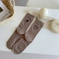 Chaussettes marron moka avec broderie cœur et découpe sur surface blanche - Taille unique / Marron