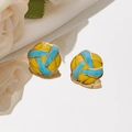Elegante vergulde volleybal oorknopjes met blauw en geel email op een witte roos - Gedraaide Bal / Geel+Blauw
