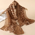 Lunga sciarpa in chiffon con stampa leopardata dai toni terra su gruccia in legno - Leopardo Marrone