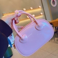 Detail der rosa PVC-Gelee-Handtasche mit herzförmigem Griffansatz und glänzendem Finish - Rosa