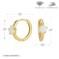 Vista dettagliata di orecchini a cerchio in argento S925 dorato con opali e misure - Argento 925 / Placcato Oro - Opale Artificiale Bianco