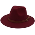 Détail d'un chapeau fedora en laine bordeaux avec ceinture en cuir marron et boucle - Rouge Vin (Bord Plat Corde Jaune)