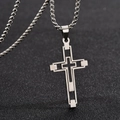 Pendentif croix moderne évidé en acier inoxydable argenté pour hommes sur fond sombre - Argenté Ajouré