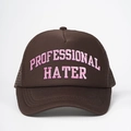Cappellino trucker marrone con ricamo Professional Hater rosa e chiusura regolabile - caffè
