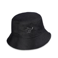 Dettaglio del ricamo bianco con linee astratte e cuori su un cappello a secchiello nero - M (56-58cm) / Nero