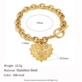 Détail d'un bracelet en acier inoxydable doré 18K avec pendentif cœur LOVE et cristaux - Bracelet Grosse Mailles O avec Pendentif Cœur / Or