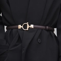Dunkelbrauner schmaler Ledergürtel mit goldener D-Ring-Schnalle auf schwarzem Blazer - 1.4cmx95cm / Kaffeebraun
