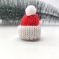 Rote Mini-Strick-Weihnachtsmütze mit Bommel für Bastelpuppen und Weihnachtsdekoration - Weißer Pompon / Rot & Weiß Patchwork (Klein)