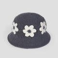 Détail d'un chapeau cloche au crochet gris foncé avec de délicates fleurs tricotées blanches - Gris