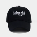 Gros plan sur la broderie blanche gothique baby girl sur une casquette noire - Taille unique / Noir