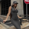 Vestido midi ajustado sin mangas gris oscuro con cremallera en el cuello alto y estilo deportivo - S / gris oscuro
