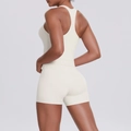 Détail d'un ensemble de sport avec brassière dos nageur et short beige crème - Ivoire Clair