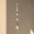 Detalle de atrapasol con prismas de cristal y colgantes de luna y estrellas plateadas - Estilo 4 (40cm, 29g)