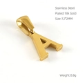 Macro del ciondolo con lettera A placcato oro 18k con specifiche in acciaio - Lettera A