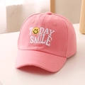 Nahaufnahme der rosa Kinder-Baseballkappe mit Today Smile-Stickerei und Smiley - 52cm / Rosa