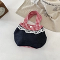 Dettaglio della borsa in denim blu con finiture a quadretti rossi e pizzo bianco - Blu nero