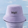 Dettaglio del ricamo babygirl gotico su un cappello a secchiello in cotone viola - Taglia unica / Viola (Testo Nero)
