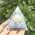 Pyramide en résine avec lotus, sphère en cristal bleu et pierres polies à la main - Style 61