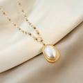 Elegante collar dorado con gran colgante de perla ovalada en una cadena de cuentas - Collar de Perlas Ovalado (H1192) / Dorado