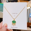 Élégant collier en acier titane doré avec pendentif serrure ruyi verte et billes - Serrure Pingan Verte