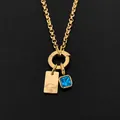 Elegante collar de acero inoxidable chapado en oro de 14K con colgante G y cristal azul - Letra G