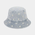 Fischerhut aus Jeansstoff mit weißen Gänseblümchen-Stickereien in Waschblau - M (56-58cm) / Hellblau
