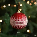 Pallina di Natale rossa da 8 cm con pizzo bianco e glitter appesa all'albero - Rosso