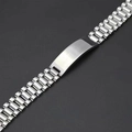 Detalle de correa de reloj en acero inoxidable plateado con diseño clásico de cinco eslabones - 21cm / Plata con barra ID