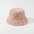 Detail eines rosa Plüsch-Fischerhuts mit weicher Felltextur und gewebtem Fasermuster - Einheitsgröße / Pfirsich