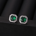 Elegante vierkante smaragdgroene oorknopjes met micro-diamanten op zwart leer - Smaragd