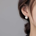 Boucles d'oreilles perles rétro françaises avec zircon sur mannequin élégant - Clou Perle Zircon / Acier