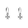 Detalle de pendientes de aro de plata S925 con cruces de Malta y circonitas - JQH0363-SS / Aros de Cruz Plateados