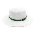 Détail du chapeau de paille blanc avec ruban en similicuir vert et boucle dorée - M (56-58cm) / Blanc pur