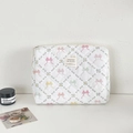 Dettaglio della borsa da trucco trapuntata con stampe a fiocco e etichetta in tessuto - Fiocco Colorato - Pochette