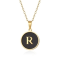 Dettaglio della collana dorata con pendente tondo in smalto nero e lettera R - Oro Lettera-R