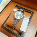 Montre à quartz en acier argenté avec cadran blanc et date dans son coffret orange - Chiffres Arabes Bracelet Argenté Cadran Blanc (BD7133G-B03)