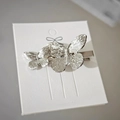Barrette à cheveux double papillon en métal argenté sur carte de présentation blanche - Double Papillon