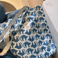 Detail van witte canvas draagtas met blauwe kat-silhouetten en stoffen label versiering - Blauwe Kat