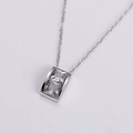 Dettaglio del pendente rettangolare argento con due zirconi quadrati ultra brillanti - Color Acciaio