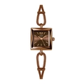 Gros plan sur la montre GEDI or rose avec cadran carré et bracelet en métal tressé - Boîtier IP Café Cadran Café