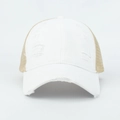 Detail einer weißen Vintage-Baseballkappe aus Baumwolle mit beige Netz und Riss-Effekt - Weiß