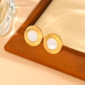 Boucles d'oreilles minimalistes en titane doré brossé avec nacre blanche, vue principale - Nacre Blanche Lisse (G709)
