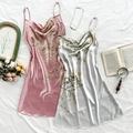Nuisette élégante en soie fleurie vieux rose et gris argenté sur un décor vintage - Cerise Rose + Cerise Grise
